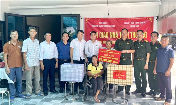 Bàn giao nhà tình thương cho gia đình có hoàn cảnh khó khăn 