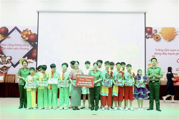 Công an xã Nam Sách phối hợp với Trung tâm Nuôi dưỡng bảo trợ xã hội Hải Dương tổ chức Tết Trung thu 2026