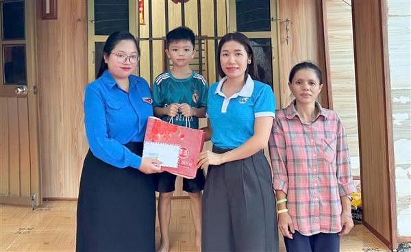 Hội Phụ nữ, Đoàn Thanh niên xã Nam Sách thăm, tặng quà thiếu nhi khuyết tật, hoàn cảnh khó khăn nhân dịp Trung thu