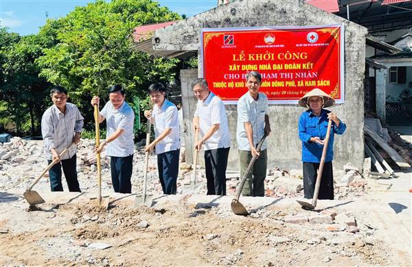 Khởi công xây dựng nhà Đại đoàn kết cho bà Phạm Thị Nhàn ở thôn Đông Phú