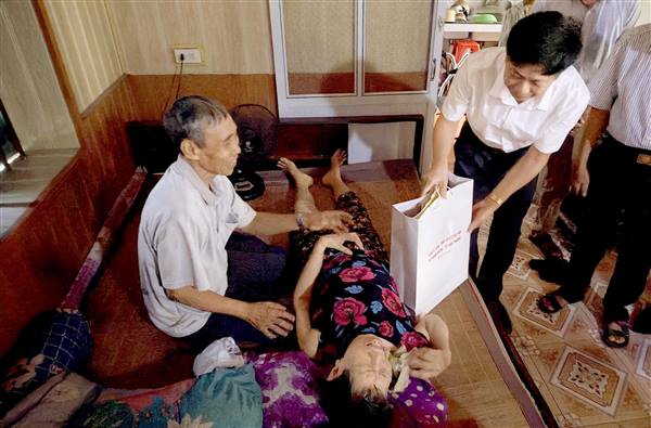 Nam Sách thăm, tặng quà người cao tuổi có hoàn cảnh khó khăn
