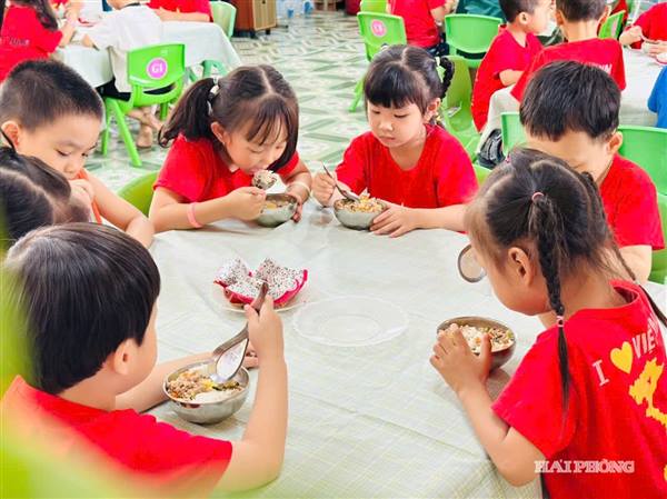 Các cơ sở giáo dục phải công khai hằng ngày với cha mẹ học sinh về bữa ăn bán trú