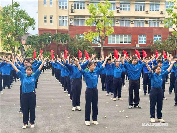 'Lá chắn thép' của thanh niên trước những dị phẩm văn học
