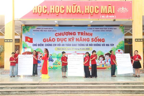 Trường Tiểu học Nam Sách tổ chức ngoại khóa về an toàn giao thông và phòng, chống ma túy