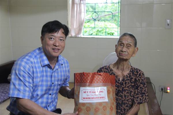 LÃNH ĐẠO XÃ THĂM, TRAO QUÀ CỦA SỞ Y TẾ TẶNG CHO CỤ VŨ THỊ HÁY, THÔN PHÙ TẢI 1 NHÂN THÁNG HÀNH ĐỘNG VÌ NGƯỜI CAO TUỔI.