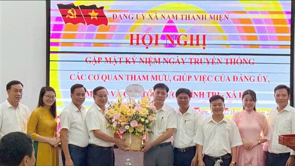THƯỜNG TRỰC ĐẢNG ỦY GẶP MẶT NHÂN KỶ NIỆM NGÀY TRUYỀN THỐNG CÁC CƠ QUAN THAM MƯU, GIÚP VIỆC CỦA CẤP ỦY VÀ CÁC TỔ CHỨC CHÍNH TRỊ XÃ HỘI.