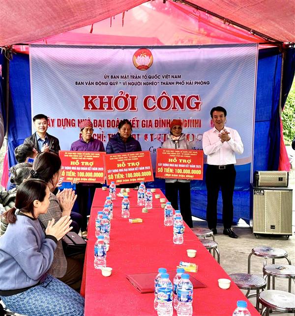 ỦY BAN MẶT TRẬN TỔ QUỐC THÀNH PHỐ TRAO TIỀN HỖ TRỢ XÂY NHÀ ĐẠI ĐOÀN KẾT CHO 3 HỘ GIA ĐÌNH Ở XÃ NAM THANH MIỆN.