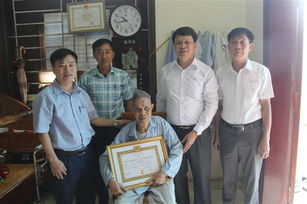 TRAO TẶNG HUY HIỆU 65 NĂM TUỔI ĐẢNG TẠI NHÀ RIÊNG CHO ĐỒNG CHÍ VŨ ĐÌNH HOÀ, CHI BỘ ĐAN GIÁP.