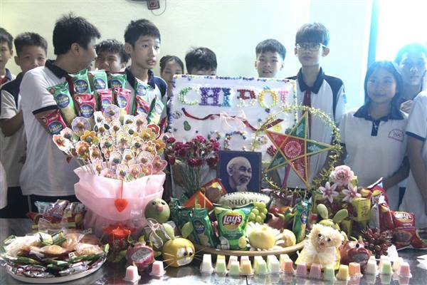 TRƯỜNG THCS CHI LĂNG NAM TỔ CHỨC TẾT TRUNG THU CHO HỌC SINH TOÀN TRƯỜNG.