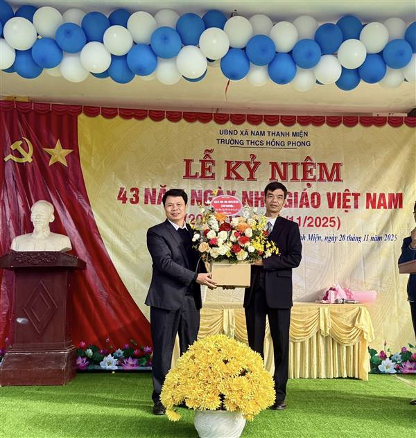 CÁC ĐỒNG CHÍ LÃNH ĐẠO XÃ CHÚC MỪNG THẦY GIÁO, CÔ GIÁO NHÂN KỶ NIỆM 43 NĂM NGÀY NHÀ GIÁO VIỆT NAM 20/11.