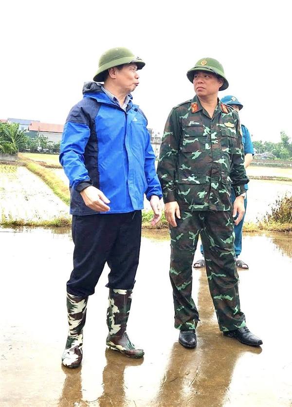 ĐỒNG CHÍ PHÓ CHÍNH ỦY BỘ CHỈ HUY QUÂN SỰ THÀNH PHỐ HẢI PHÒNG KIỂM TRA CÔNG TÁC PHÒNG CHỐNG BÃO Ở NAM THANH MIỆN.