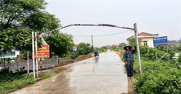 Cấm xe cơ giới quá khổ, quá tải chạy trên đê trong mùa mưa bão. Các phương tiện vi phạm sẽ bị xử lý theo quy định của pháp luật.