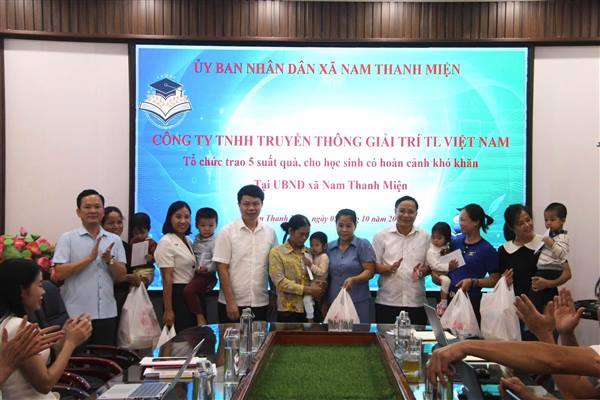 CÔNG TY TNHH TRUYỀN THÔNG GIẢI TRÍ TL VIỆT NAM TRAO QUÀ CHO HỌC SINH CÓ HOÀN CẢNH KHÓ KHĂN