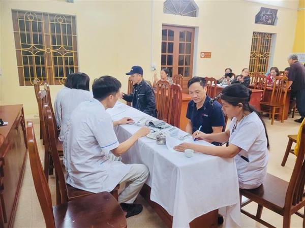 NGÀY ĐẦU RA QUÂN KHÁM SỨC KHỎE LƯU ĐỘNG TẠI 3 THÔN, TỶ LỆ NGƯỜI DÂN THAM GIA ĐẠT 95%