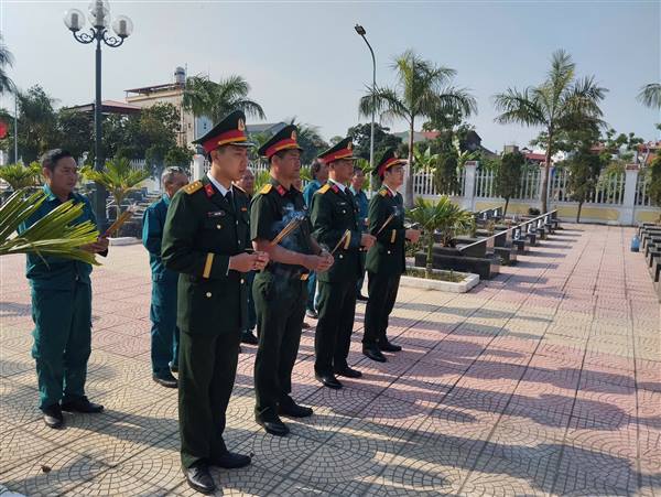 BAN CHỈ HUY QUÂN SỰ XÃ DÂNG HƯƠNG, VIẾNG NGHĨA TRANG LIỆT SỸ NHÂN KỶ NIỆM 51 NĂM NGÀY GIẢI PHÓNG MIỀN NAM, THỐNG NHẤT ĐẤT NƯỚC