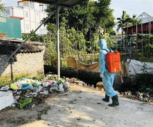 Xã Nam Thanh Miện tập trung phun tiêu độc, khử trùng môi trường