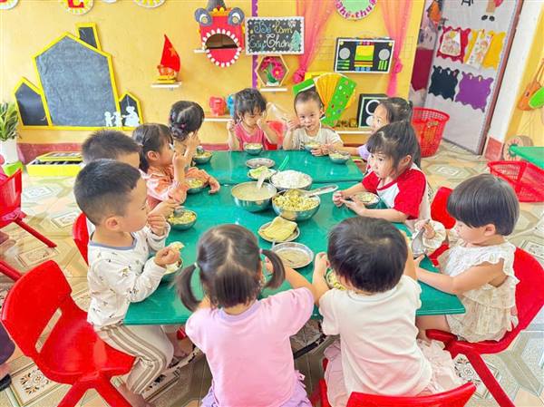 HỘI LIÊN HIỆP PHỤ NỮ XÃ TỔ CHỨC GIÁM SÁT VIỆC THỰC HIỆN VỆ SINH AN TOÀN THỰC PHẨM BẾP ĂN BÁN TRÚ TẠI TRƯỜNG MẦM NON HỒNG PHONG