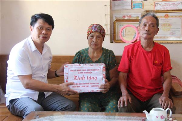 XÃ NAM THANH MIỆN THĂM, TẶNG QUÀ NGƯỜI HOẠT ĐỘNG KHÁNG CHIẾN BỊ NHIỄM CHẤT ĐỘC HOÁ HỌC NHÂN DỊP KỶ NIỆM 65 NĂM THẢM HOẠ DA CAM Ở VIỆT NAM