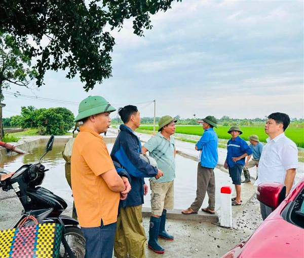 ĐỒNG CHÍ BÍ THƯ ĐẢNG ỦY XÃ NAM THANH MIỆN KIỂM TRA, CHỈ ĐẠO KHẨN TRƯƠNG KHẮC PHỤC HẬU QUẢ SAU BÃO SỐ 4