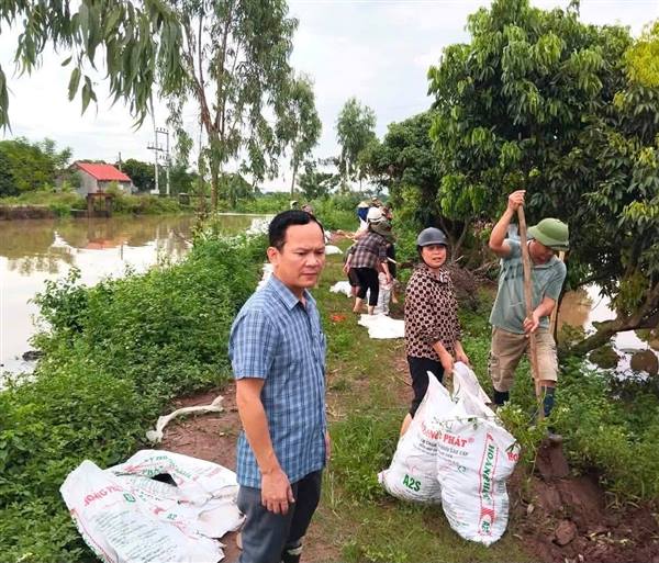 ĐỒNG CHÍ CHỦ TỊCH UBND XÃ KIỂM TRA CÔNG TÁC CHỦ ĐỘNG ỨNG PHÓ VỚI BÃO SỐ 4