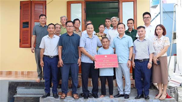 ỦY BAN MẶT TRẬN TỔ QUỐC VIỆT NAM XÃ NAM THANH MIỆN TRAO 140 TRIỆU ĐỒNG HỖ TRỢ XÓA NHÀ TẠM, NHÀ DỘT NÁT CHO CON ĐẺ CỦA NGƯỜI THAM GIA KHÁNG CHIẾN BỊ NHIỄM CHẤT ĐỘC HÓA HỌC