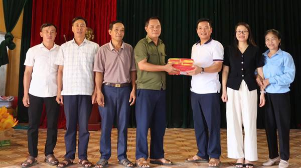 HỘI NÔNG DÂN XÃ NAM THANH MIỆN TRAO TẶNG CỜ TỔ QUỐC CHO BAN CÔNG TÁC MẶT TRẬN THÔN PHƯƠNG KHÊ