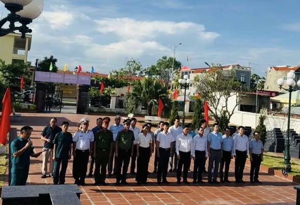 Nhân Kỷ niệm 78 năm Ngày Thương binh - Liệt sỹ (27/7/1947 – 27/7/2025), sáng 25/7 Thường trực Đảng ủy - HĐND - UBND- UB MTTQ Việt Nam phường Nam Triệu cùng các đồng chí cán bộ, công chức đến dâng hương tại Nghĩa trang liệt sỹ Bạch Đằng