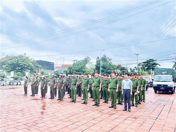 Sáng 01/8/2025 Công an phường Nam Triệu tổ chức ra quân tấn công, trấn áp tội phạm, bảo đảm an ninh, trật tự, bảo vệ tuyệt đối an ninh, an toàn Đại hội Đảng các cấp, các hoạt động Lễ kỷ niệm, các sự kiện chính trị quan trọng trên địa bàn