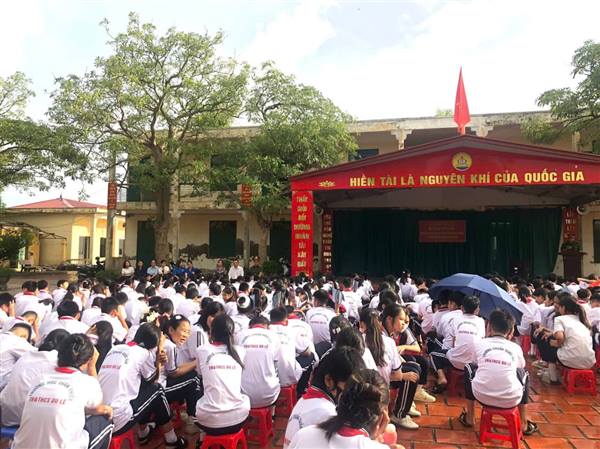 CÔNG AN XÃ NGHI DƯƠNG TUYÊN TRUYỀN PHỔ BIẾN KIẾN THỨC PHÁP LUẬT VỀ TRẬT TỰ AN TOÀN GIAO THÔNG VÀ PHÒNG CHỐNG MA TÚY HỌC ĐƯỜNG 