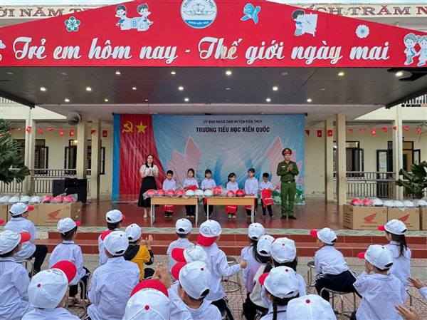 CÔNG AN XÃ NGHI DƯƠNG TỔ CHỨC TUYÊN TRUYỀN PHỔ BIẾN, PHÁP LUẬT, AN TOÀN GIAO THÔNG TẠI TRƯỜNG TIỂU HỌC KIẾN QUỐC