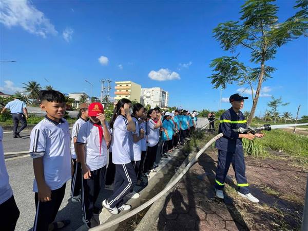 HỌC SINH TRƯỜNG TH&THCS DU LỄ HÀO HỨNG THAM GIA TẬP HUẤN PHÒNG CHÁY CHỮA CHÁY- CỨU NẠN CỨU HỘ