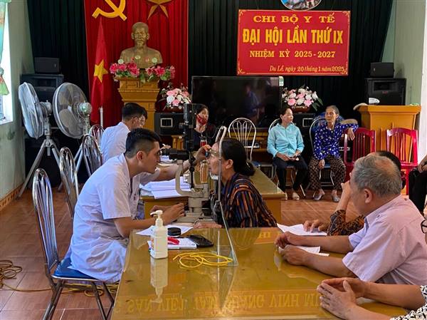 Thực hiện Đề án 1816: Bệnh viện mắt Hải Phòng triển khai khám sàng lọc các bệnh về mắt cho nhân dân tại trạm y tế Nghi Dương số 3