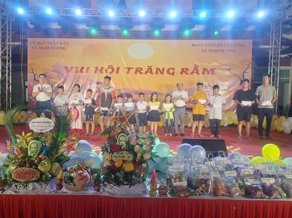 Tối 4/10, tại sân Trường THCS Kiến Phúc, UBND xã Nghi Dương và Đoàn Thanh niên xã tổ chức chương trình “Vui hội trăng rằm” năm 2025, thu hút hơn 600 thiếu nhi trên địa bàn tham gia.
