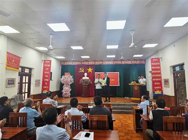 CHI BỘ THÔN 6, ĐẢNG BỘ XÃ NGHI DƯƠNG TỔ CHỨC LỄ KẾT NẠP ĐẢNG VIÊN MỚI 