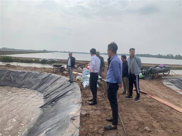 LÃNH ĐẠO XÃ NGHI DƯƠNG THĂM KIỂM TRA MÔ HÌNH KINH TẾ MỚI “ NUÔI CÁ CHÉP GIÒN TẠI THÔN XUÂN ĐÔNG” 