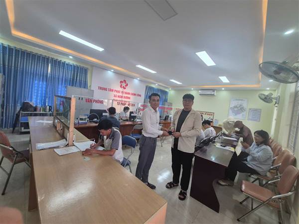 Trung tâm Phục vụ Hành chính công xã Nghi Dương trả lại ví cho công dân đánh rơi/