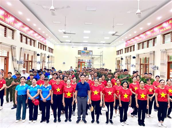 Sáng 16/8/2025, UBND xã Nghi Dương tổ chức hoạt động “Cùng Việt Nam tiến bước” với sự tham gia của hơn 300 cán bộ, lực lượng an ninh nhân dân, đảng viên, giáo viên và Nhân dân.