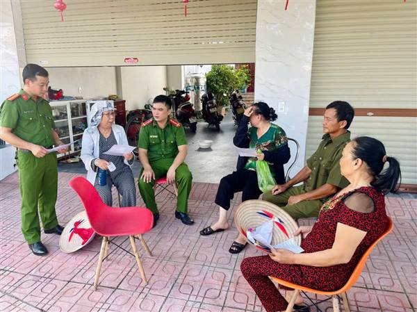 Sáng ngày 03/8/2025, Công an xã Nghi Dương triển khai công tác tuyên truyền phòng, chống các thủ đoạn của tội phạm trên không gian mạng, phòng chống ma tuý, xây dựng địa bàn không ma tuý đến toàn thể các hộ dân sinh sống trên địa bàn xã.