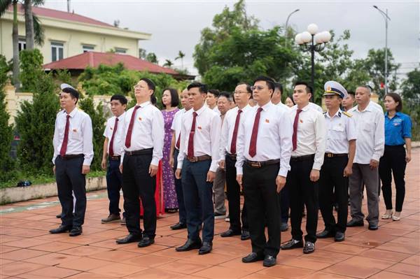  SÁNG NGÀY 19/8/2025, ĐẢNG ỦY XÃ NGHI DƯƠNG TỔ CHỨC ĐOÀN DÂNG HƯƠNG VIẾNG NGHĨA TRANG LIỆT SĨ,  NHÀ BIA TƯỞNG NIỆM TRẠI TRIỀU, DI TÍCH LỊCH SỬ CẤP QUỐC GIA ĐỀN MÕ CHUẨN BỊ CHO ĐẠI HỘI LẦN THỨ  NHẤT, NHIỆM KỲ 2025-2030.
