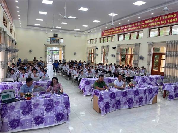 Sáng ngày 06/8/2025, Đoàn thanh niên xã Nghi Dương phối hợp với công an xã Nghi Dương tổ chức Hội nghị tập huấn "Bình dân học vụ số" và tuyên truyền phòng chống lừa đảo trên không gian mạng cho đoàn viên thanh niên.