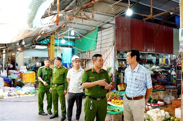 KIỂM TRA CÔNG TÁC PHÒNG CHÁY, CHỮA CHÁY TẠI CÁC CHỢ TRÊN ĐỊA BÀN XÃ NGHI DƯƠNG