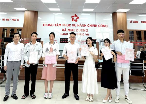 UBND XÃ NGHI DƯƠNG TRAO GIẤY CHỨNG NHẬN KẾT HÔN CHO CÔNG DÂN