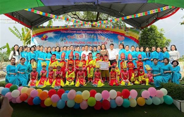 ĐỒNG CHÍ LƯƠNG VĂN CÔNG – BÍ THƯ ĐẢNG ỦY, CHỦ TỊCH HĐND XÃ NGHI DƯƠNG DỰ LỄ TỔNG KẾT NĂM HỌC, LỄ RA TRƯỜNG CHO HỌC SINH 5 TUỔI VÀ VUI TẾT THIẾU NHI 1/6 TẠI TRƯỜNG MẦM NON KIẾN QUỐC