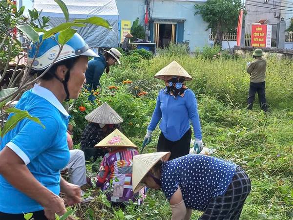 CÁN BỘ VÀ NHÂN DÂN THÔN XUÂN ĐÔNG CHUNG TAY XÂY DỰNG MÔI TRƯỜNG XANH - SẠCH - ĐẸP