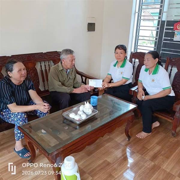 HỘI NÔNG DÂN XÃ NGHI DƯƠNG THĂM, TẶNG QUÀ NGƯỜI CÓ CÔNG VỚI CÁCH MẠNG NHÂN KỶ NIỆM 79 NĂM NGÀY THƯƠNG BINH - LIỆT SĨ