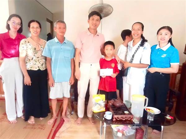 Nhân dịp chuẩn bị bước vào năm học mới, Hội LHPN xã Nghi Dương kết nối gia đình anh Nguyễn Đăng Thảo, chị Lê Thanh Vân – người con của thôn Nghi Dương – trao tặng 13 suất quà (mỗi suất 500.000đ) cho các cháu học sinh có hoàn cảnh khó khăn, vươn lên trong học tập trên địa bàn xã. ❤️
Món quà nhỏ – yêu thương lớn, kết nối yêu thương – lan tỏa sẻ chia, tiếp thêm động lực, động viên các em vững bước đến trường. 🌷
