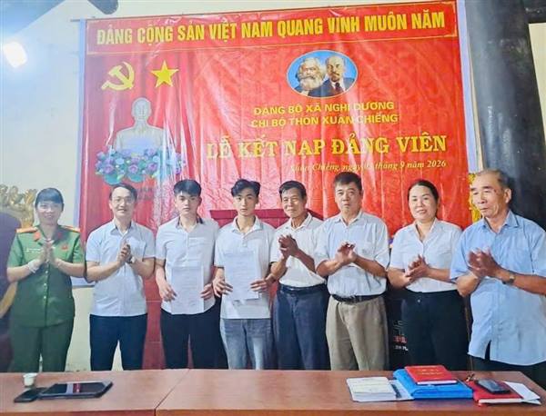 CHI BỘ THÔN XUÂN CHIẾNG TỔ CHỨC LỄ KẾT NẠP 2 ĐẢNG VIÊN MỚI