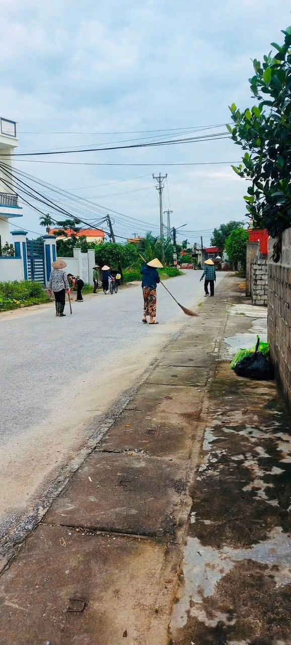 Các chi hội Phụ nữ xã Nghi Dương tổng dọn vệ sinh chào mừng Quốc khánh mùng 2/9
