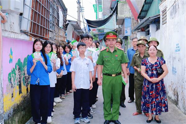 Công an Phường Ngô Quyền triển khai chiến dịch vận động người dân ký cam kết “không ma túy”