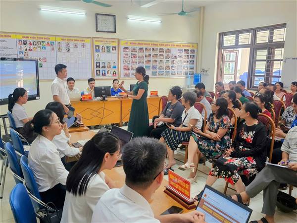 Phường Ngô Quyền triển khai hỗ trợ công dân khai và nộp hồ sơ trực tuyến